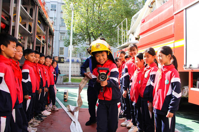 红领巾与火焰蓝 