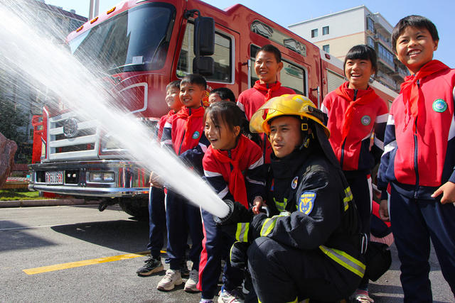 红领巾与火焰蓝 