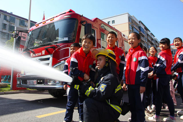 红领巾与火焰蓝 