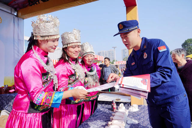 阿妹赶集 学消防 土家族