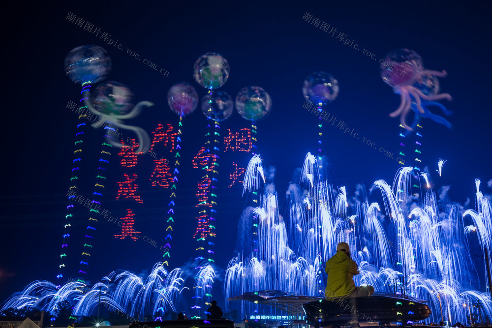 夜晚  烟花  天空剧院  倒影  周末  旅游