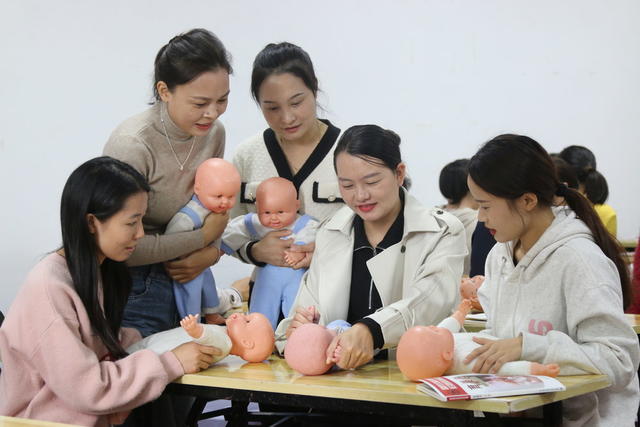 技能 培训 妇女 就业 创业 育婴员