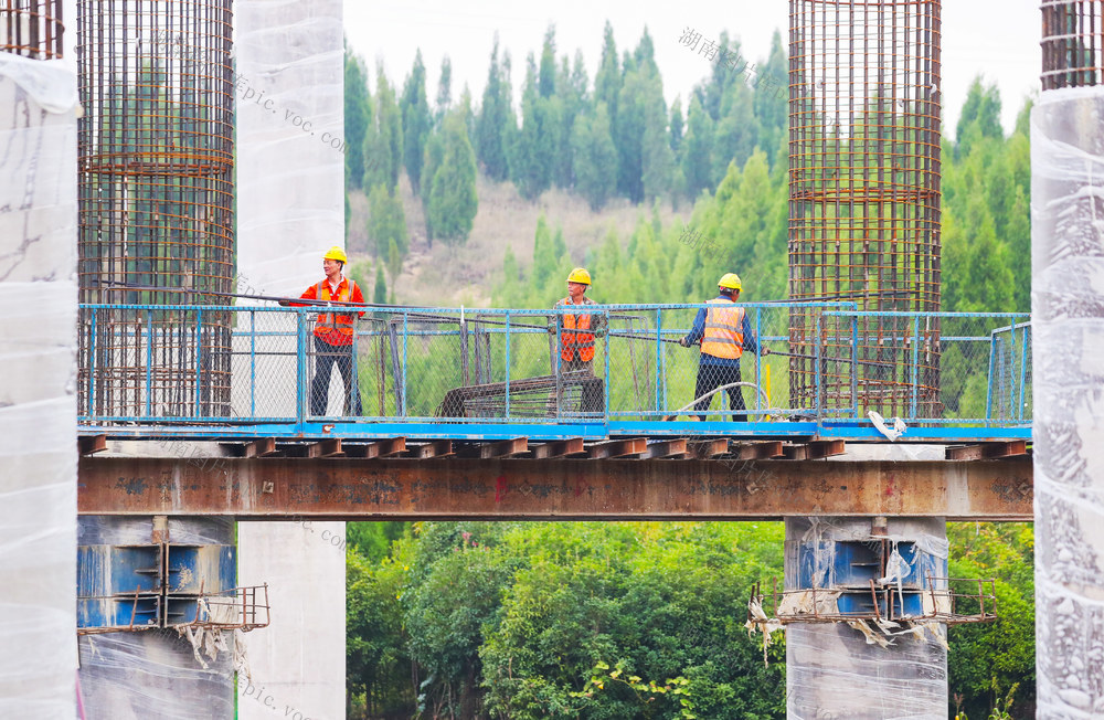 高速  建设  施工  桂新高速