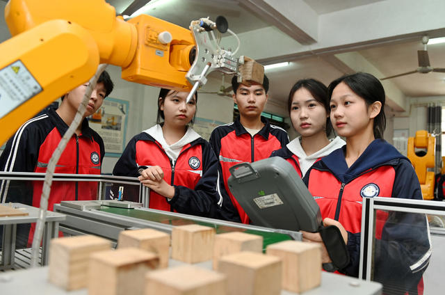 职业教育  人才市场  学校  学生  就业   实践操作 校企合作   订单培训  机器人  产教融合 技术人才 实习