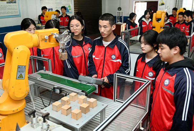 职业教育  人才市场  学校  学生  就业   实践操作 校企合作   订单培训  机器人  产教融合 技术人才 实习