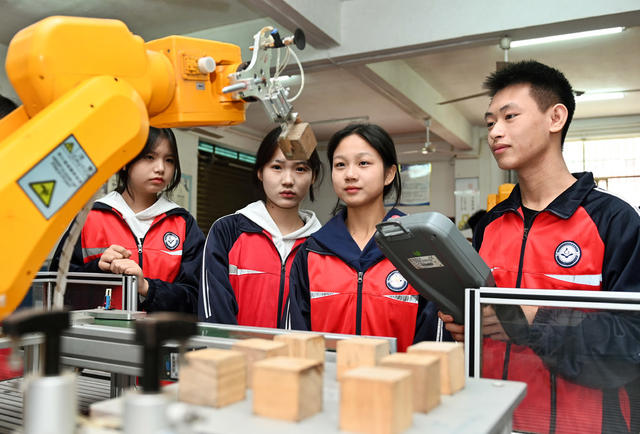 职业教育  人才市场  学校  学生  就业   实践操作 校企合作   订单培训  机器人  产教融合 技术人才 实习