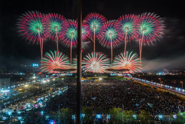 焰火  烟花  天空剧院  观众  夜空  国庆节