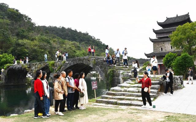  假期旅游热度攀升