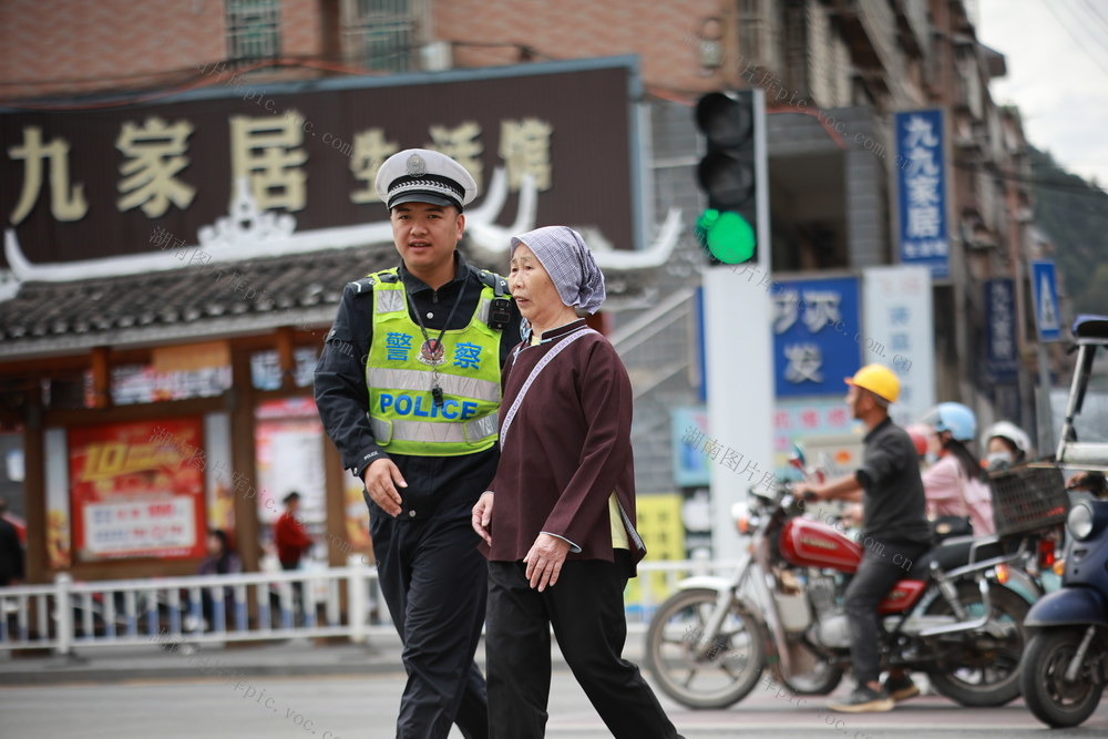 坚守 岗位 假期 国庆 交警 交通