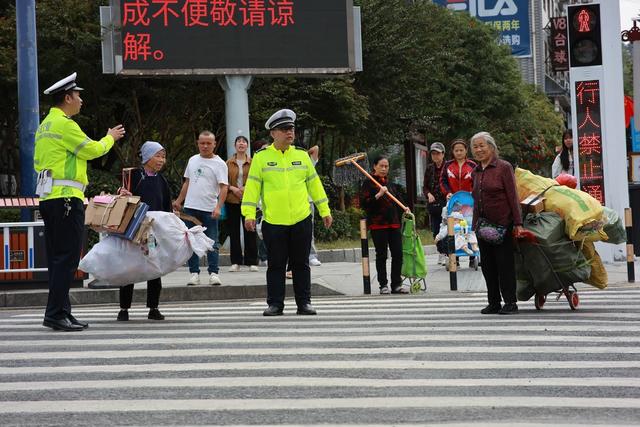 坚守 岗位 假期 国庆 交警 交通