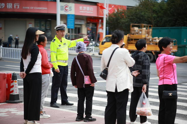 坚守 岗位 假期 国庆 交警 交通