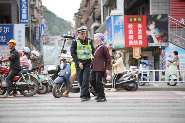 坚守 岗位 假期 国庆 交警 交通