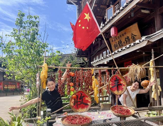 宾客盈寨  笑脸相迎