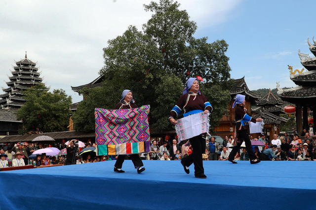 赏民俗 度假期 游客 乡村