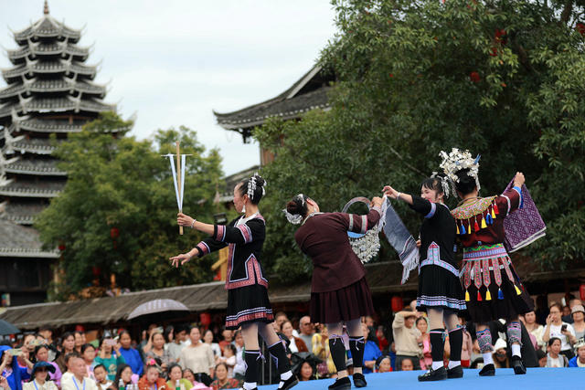 赏民俗 度假期 游客 乡村