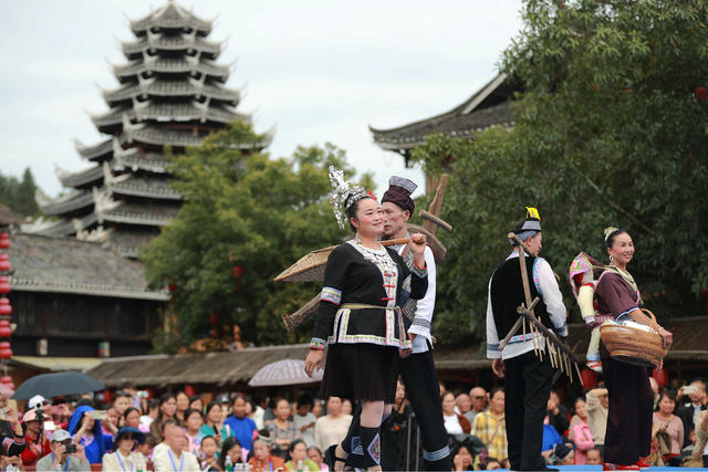 赏民俗 度假期 游客 乡村