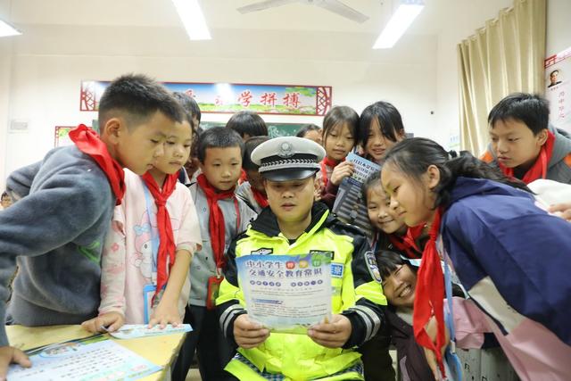 交通安全进校园   撑起出行“安全伞 ”