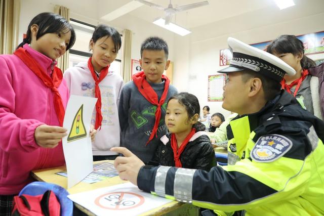 交通安全进校园   撑起出行“安全伞 ”