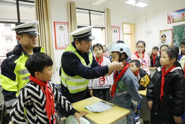 交通安全进校园   撑起出行“安全伞 ”