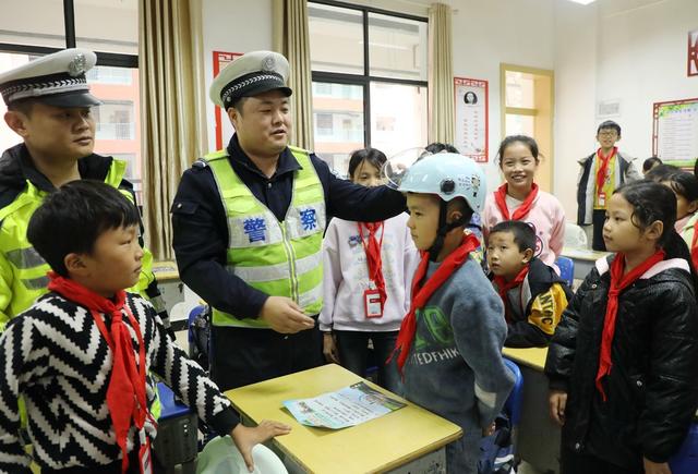 交通安全进校园   撑起出行“安全伞 ”