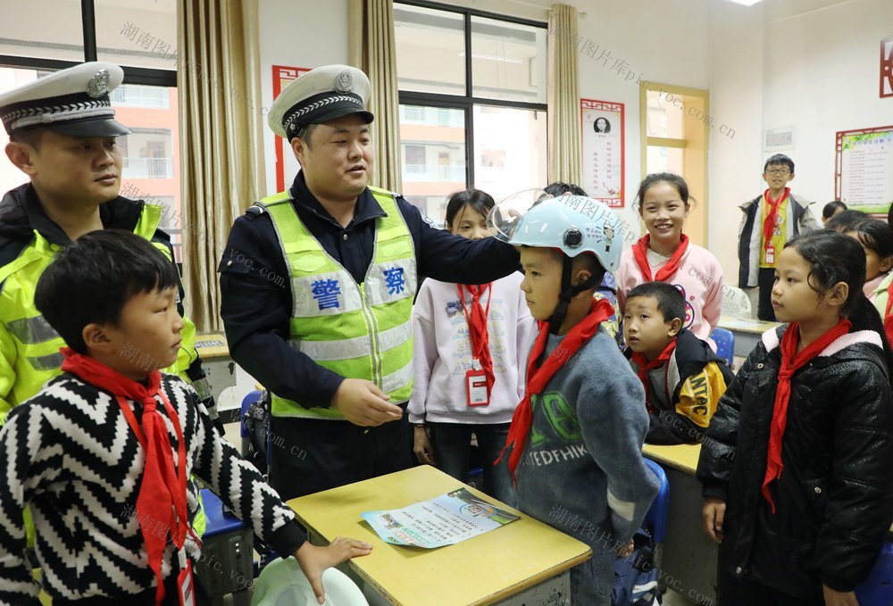 交通安全进校园   撑起出行“安全伞 ”