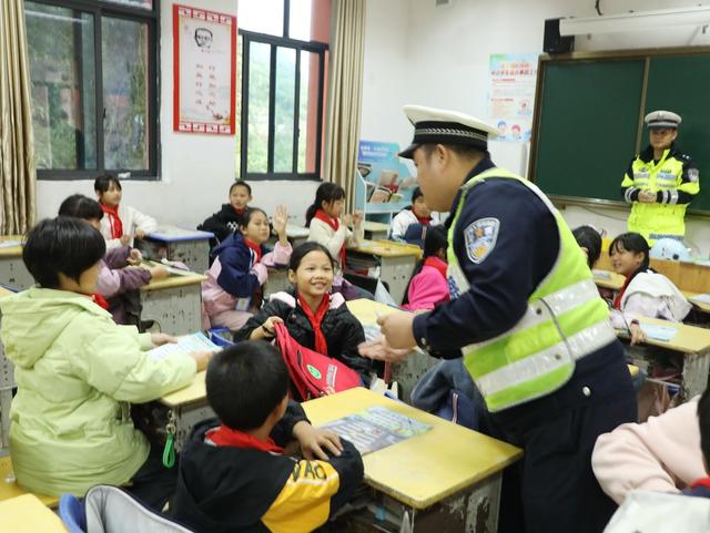 交通安全进校园   撑起出行“安全伞 ”