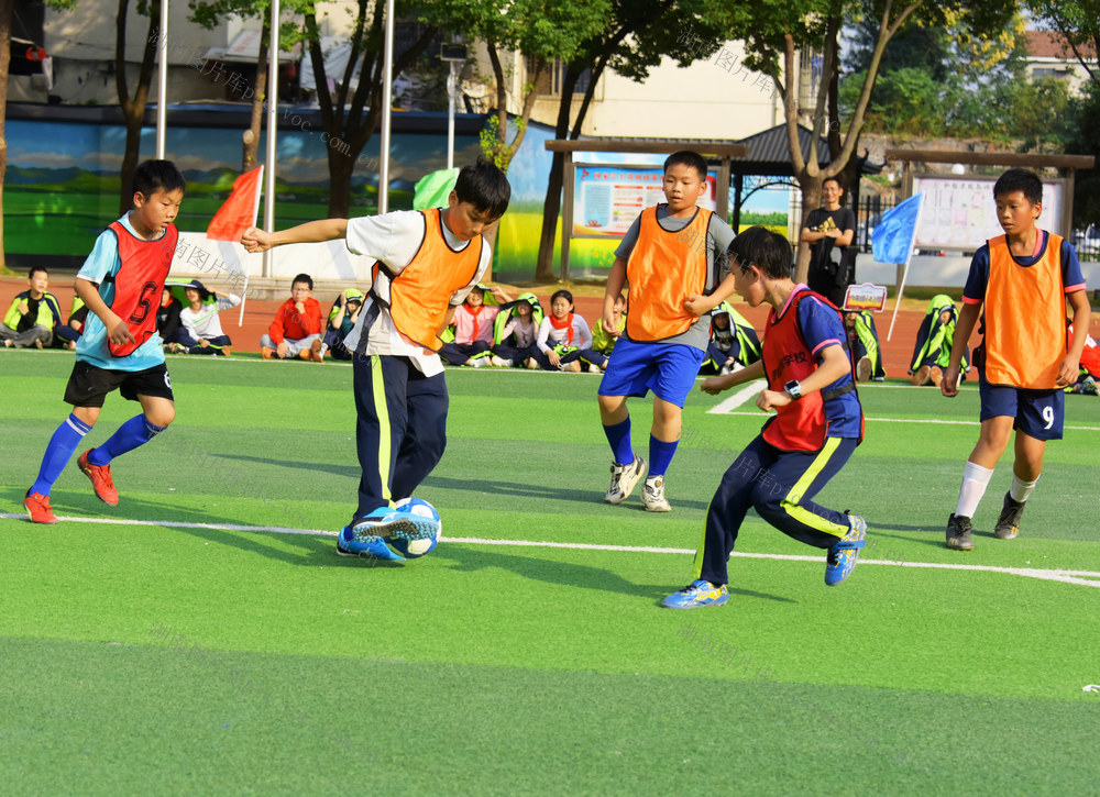 教育  校园足球  小学  班级联赛  协作能力  踢球水平