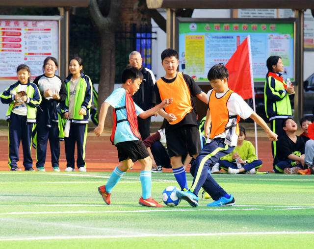 教育  校园足球  小学  班级联赛  协作能力  踢球水平