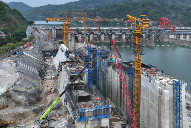 节日坚守施工忙