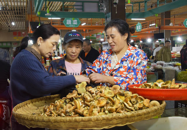 国庆假期  蔬菜市场  新鲜蔬菜  经营状况