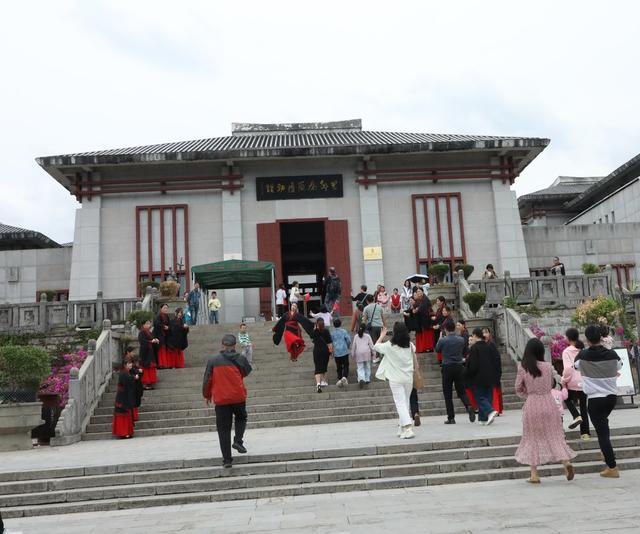 十一黄金周里耶古城吸引四方游客
