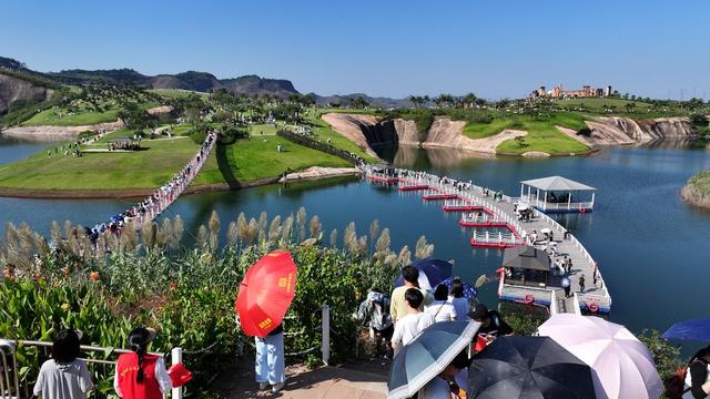 航拍 湖南  郴州  苏仙区  高椅岭 碧水丹霞  游客
