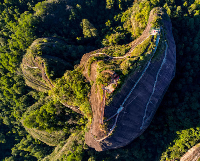 通道 万佛 山 美景 引 游客