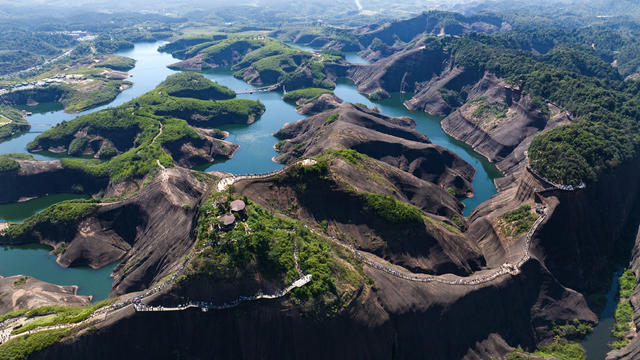 湖南,,郴州,,苏仙区,,政府,,生态治理,,国土绿化,,景观修复,,水环境,,灰坝,,碧水丹霞、险寨奇涧的自然美景,,网红景点,,国庆,,游客,