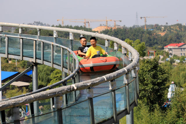 国庆  假期  游玩 游客  旅游