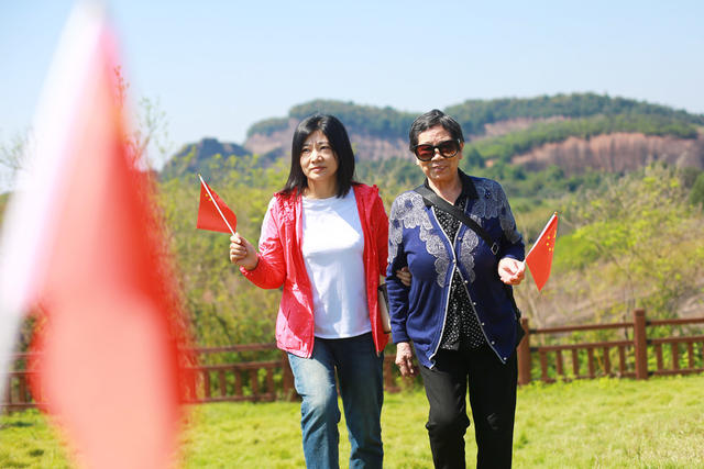 湖南  郴州  苏仙区  飞天山  丹霞之心  丹霞心  中国情  快闪  无人机   五星红旗  文旅  