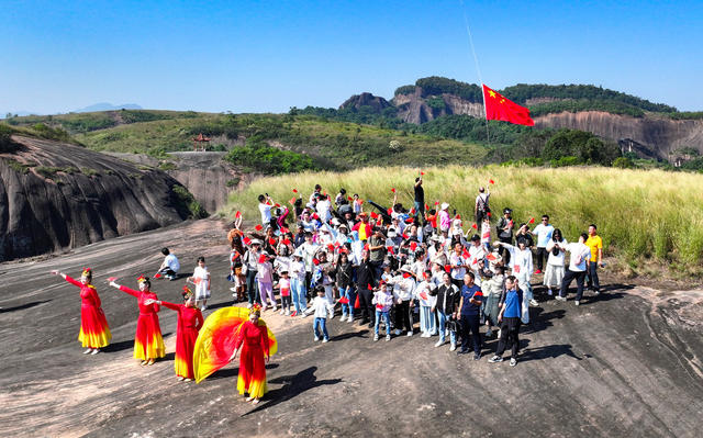 湖南  郴州  苏仙区  飞天山  丹霞之心  丹霞心  中国情  快闪  无人机   五星红旗  文旅  