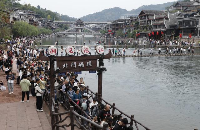 凤凰 古城 沱江 游客 游玩 民俗 美景 