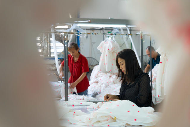 工业 赶订单 服装企业生产忙