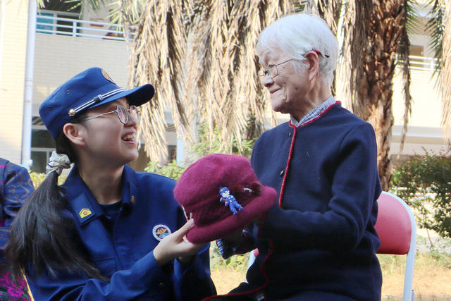 养老院 老人 消防冬帽 重阳节微心愿 志愿服务
