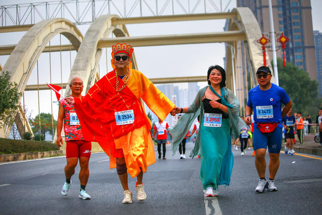 湖南  郴州市   2024郴州马拉松 
 活动  参赛选手 “山水画卷 郴马相见”