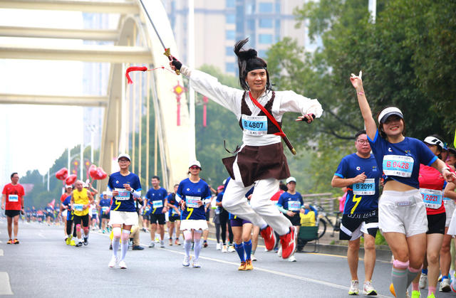 湖南  郴州市   2024郴州马拉松 
 活动  参赛选手 “山水画卷 郴马相见”