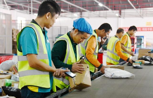 “双11”来临  快递分拣忙