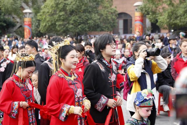 凤凰 古城 举行 集体婚礼 