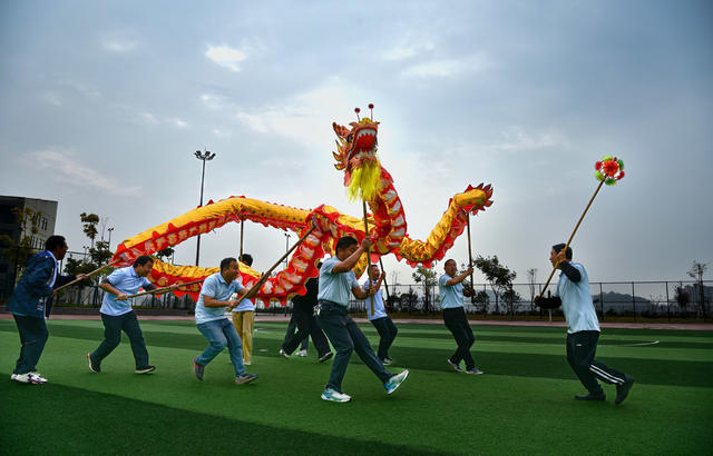 体育 课间 师生非遗  舞龙 竹竿舞 健体 成长