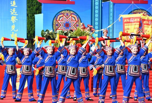 瑶族同胞欢庆传统节日