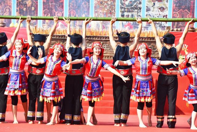 瑶族同胞欢庆传统节日