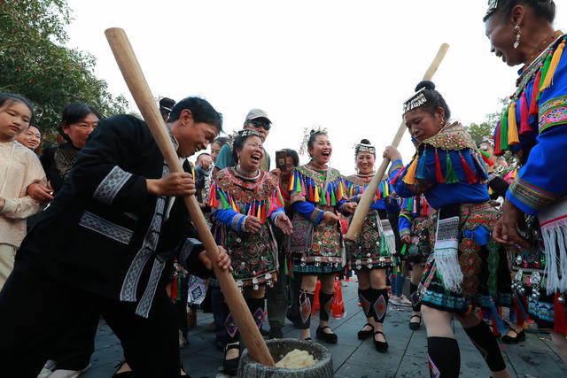侗族同胞 欢度侗年 丰收 载歌载舞 传统节日 


