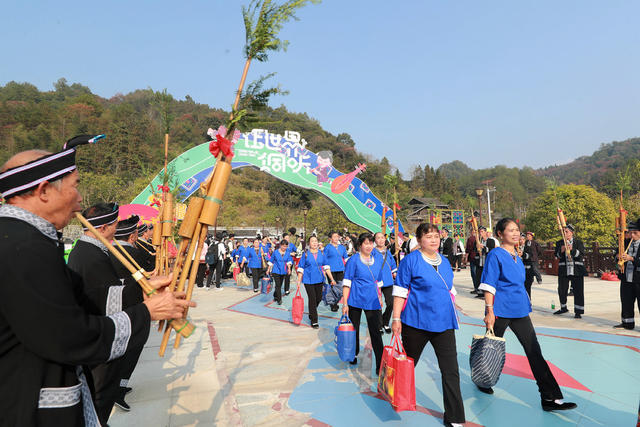 侗族同胞 欢度侗年 丰收 载歌载舞 传统节日 

