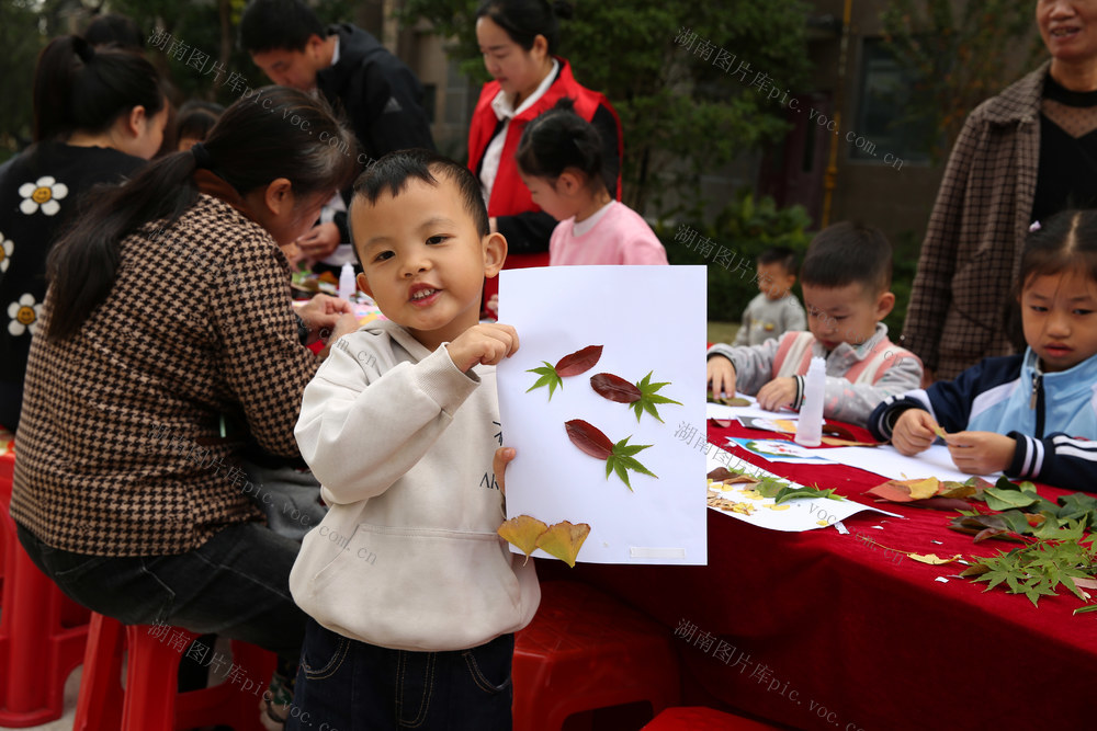 怀化恒大举行留住秋天树叶贴画亲子活动